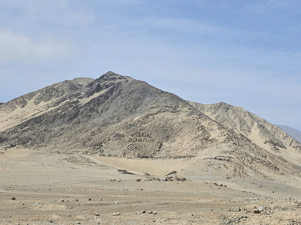 Stanowisko archeologiczne Caral. W tle szczyty Andów